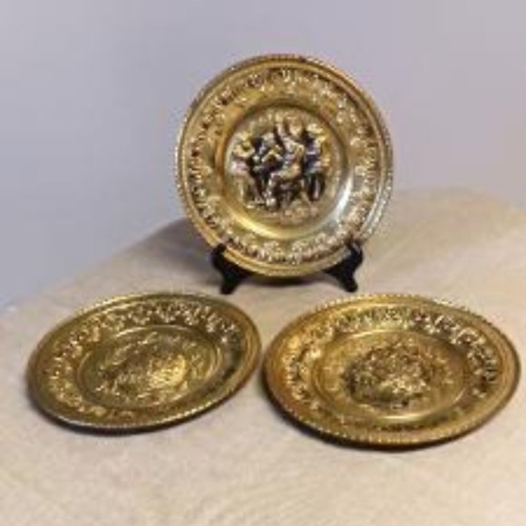 Set Of 3 Brass Embossed Wall Plates - Picture 4 of 5